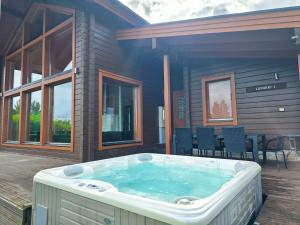 un bain à remous sur la terrasse d'une maison dans l'établissement Villa Lumikki 1 - 8 henkilölle, Luoteis-Himos Ski-inout, à Jämsä