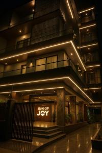 ノイダにあるInn Of Joyの正面に「じゅう」の看板がある建物