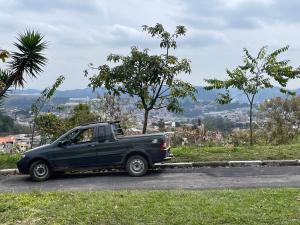 Casa aconchegante في Jandira: شاحنة سوداء متوقفة على جانب الطريق