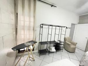 Casa aconchegante في Jandira: غرفة مع طاولة وكرسي في غرفة +30 صورة