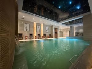 a swimming pool in a building with a large swimming pool at Sia Hotel Thermal & Spa Bursa in Nilüfer
