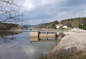 イルメナウにあるGästehaus Veronikaの水上の橋