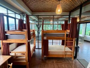 Ένα ή περισσότερα κρεβάτια σε δωμάτιο στο Hostel KARMA by SEAOM Villas