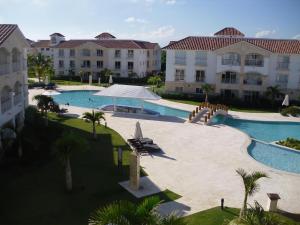 an overhead view of a swimming pool in a resort at Appartamento Vista Mare in Bayahibe