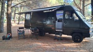 a black van parked with a table and chairs at Fandvan in Amadora