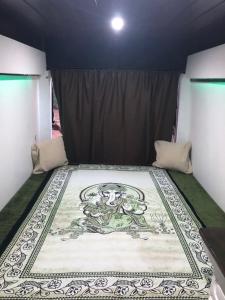 a room with a bed with a painting on it at Fandvan in Amadora