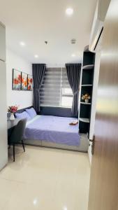 a bedroom with a bed and a desk in it at TY'S Homestay Nera Garden Hue in Thôn Văn Dương
