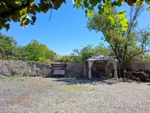 a tent in a yard next to a fence at Casa Antonyo in Jurilovca