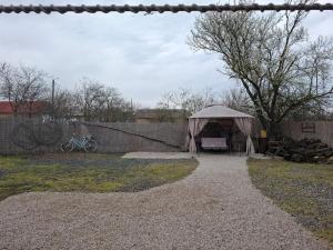 a tent in a yard next to a fence at Casa Antonyo in Jurilovca
