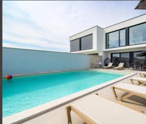 a swimming pool in the backyard of a house at Melanie in Mazurija