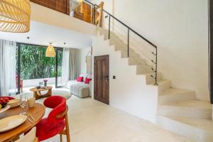 Χώρος καθιστικού στο Sacred Jungle by EVDEkimi - Stylish Jungle Retreat with Apartments & Villas with Kitchens, Pools and Concierge Service in Ubud