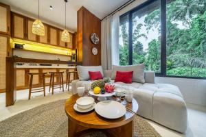 Χώρος καθιστικού στο Sacred Jungle by EVDEkimi - Stylish Jungle Retreat with Apartments & Villas with Kitchens, Pools and Concierge Service in Ubud