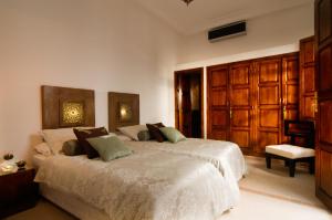 Postel nebo postele na pokoji v ubytování Riad Chayma Marrakech + 37 fotografií