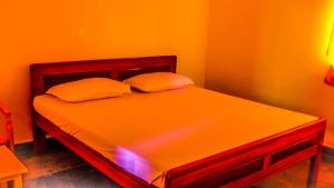 En eller flere senge i et værelse på Srinivasa Residency