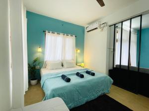 ein Schlafzimmer mit einem großen Bett mit blauen Wänden in der Unterkunft Hidden gem Studio Flat in Colva anirah Wi-Fi in Colva
