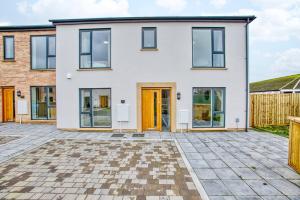 海尔New Harveys Yard By Signature Stays - New Hayle Luxury Stay - Walk to Beach - Sleeps 6的带车道的房屋图片