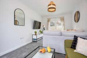 海尔New Harveys Yard By Signature Stays - New Hayle Luxury Stay - Walk to Beach - Sleeps 6的带沙发和床的客厅