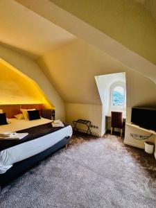 une chambre d'hôtel avec un lit et une fenêtre dans l'établissement Hôtel Restaurant Le Repère, à Vizille 53 autres photos