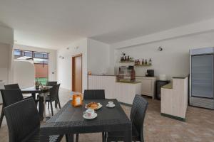 Una cocina o zona de cocina en Joy Home Apartments