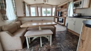 Gallery image of Hoburne Devon Bay Fabulous 3 bedroom caravan, with decking in Goodrington
