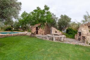 - un bâtiment en pierre avec une table de pique-nique dans une cour dans l'établissement Alojamiento rural el olivar, à Casasbuenas