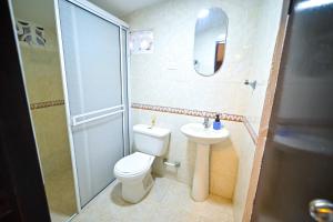 a bathroom with a toilet and a sink and a shower at Tu casa en Cartagena-Torices in Cartagena de Indias