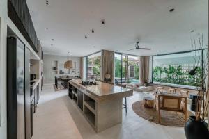 Posezení v ubytování Casa Hugo2 3BR Luxury Oasis in Central Canggu