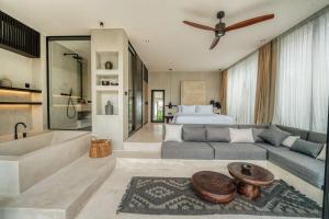 Posezení v ubytování Casa Hugo2 3BR Luxury Oasis in Central Canggu + 52 fotografií