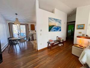 Ảnh trong thư viện ảnh của Walk to neighborhood lake ở Narragansett