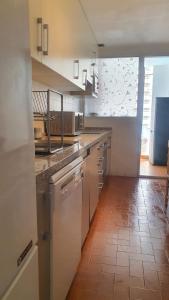 マルベーリャにあるCentral Room with Terrace Access - MARBELLAのタイルフロアのキッチン(白いキャビネット付) +5枚の写真