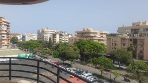 マルベーリャにあるCentral Room with Terrace Access - MARBELLAの路上に駐車された車のある街の景色