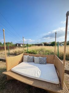 ein Bett in einer Weidenschaukel auf einem Feld in der Unterkunft Maison entiere jacuzzi reception ouverte 7 7j et 24 24h in Ambarès-et-Lagrave