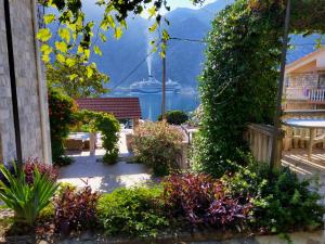 un giardino con vista sull'acqua di Glorious a Kotor (Cattaro)