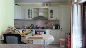 una cucina con mobili bianchi e un tavolo con una fruttiera di Glorious a Kotor (Cattaro) Altre 8 foto