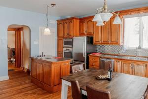 Η κουζίνα ή μικρή κουζίνα στο Chalet Alpin Walk to Lake and Beach with Spa and BBQ