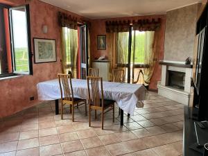 a dining room with a white table and chairs at La casa di Gerry e Palmi in Alba