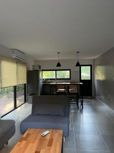 ein Wohnzimmer mit Sofa und Tisch in der Unterkunft Casa a estrenar en bosque de El Ensueño, Santa Ana in Santa Ana + 13 Fotos