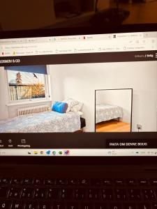 a laptop screen with a picture of a bedroom at villa karlslunde in Karlslunde