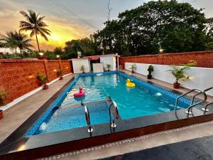 Piscina de la sau aproape de Beach Hive Resort Kashid