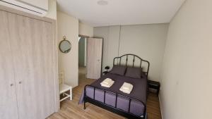 een slaapkamer met een zwart bed in een kamer bij Casa Amarela - Albufeira in Albufeira +43 foto's