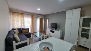 een woonkamer met een bank en een tafel bij Casa Amarela - Albufeira in Albufeira