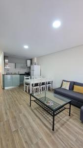 een woonkamer met een bank en een tafel bij Casa Amarela - Albufeira in Albufeira