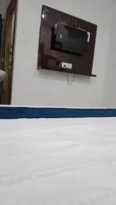 Televiisor ja/või meelelahutuskeskus majutusasutuses Hotal Yash Dham