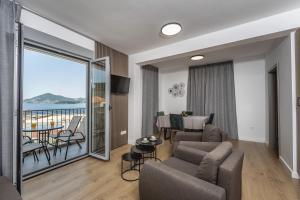 sala de estar con sofá y sillas y balcón en Apartments My Przno, en Sveti Stefan 45 fotos más