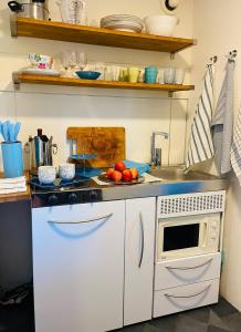 Kuchyň nebo kuchyňský kout v ubytování Apartment in cozy farmhouse upstairs + 6 fotografií