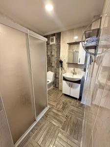 Bilik mandi di otel sema