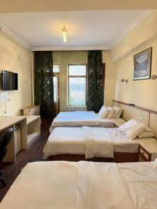 Katil atau katil-katil dalam bilik di otel sema