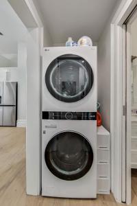 eine Waschmaschine und einen Trockner in einem Zimmer in der Unterkunft West Oakland Charm 5br4ba Ac Wd in Oakland