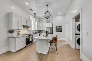 eine Küche mit weißen Schränken und einer weißen Arbeitsplatte in der Unterkunft West Oakland Charm 5br4ba Ac Wd in Oakland