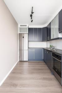 Kuchyň nebo kuchyňský kout v ubytování Bright 2-room apartment with balcony, Parking space